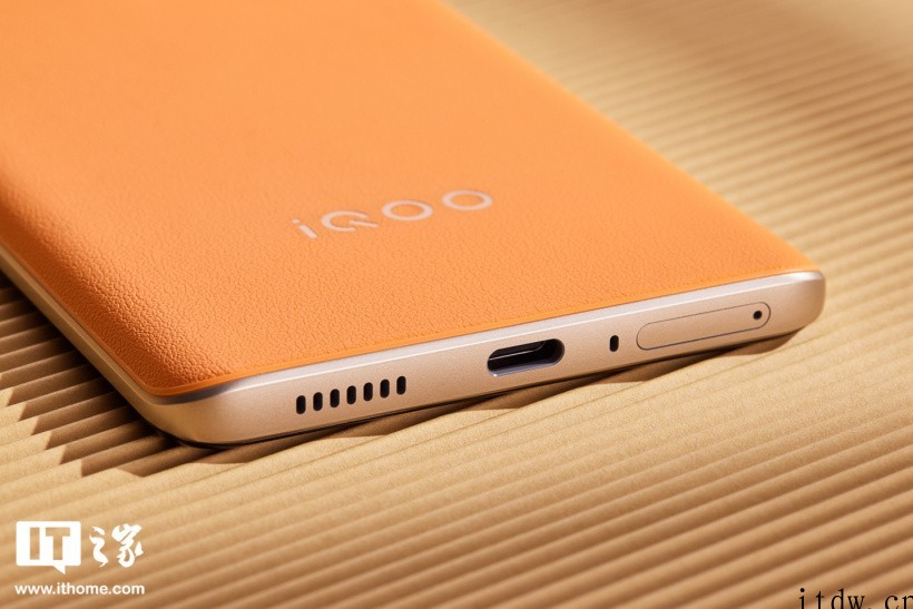 【IT之家开箱】iQOO Neo6 图赏:“朋克”荔枝纹搭配