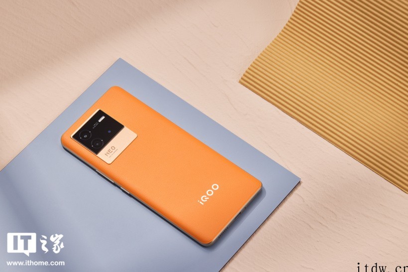 【IT之家开箱】iQOO Neo6 图赏:“朋克”荔枝纹搭配