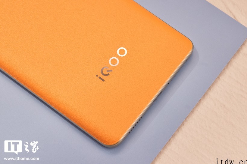 【IT之家开箱】iQOO Neo6 图赏:“朋克”荔枝纹搭配