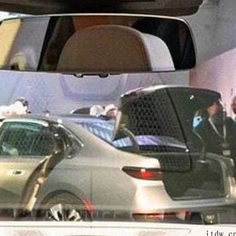 宝马旗舰电动轿车 i7 外观曝光:配大鼻孔、分体式灯组