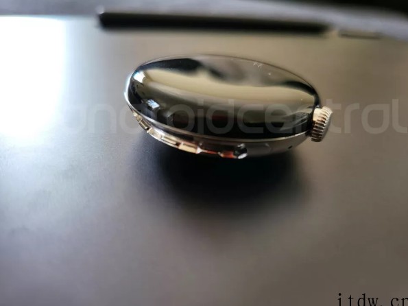 谷歌首款智能手表:Pixel Watch 真机图片泄露