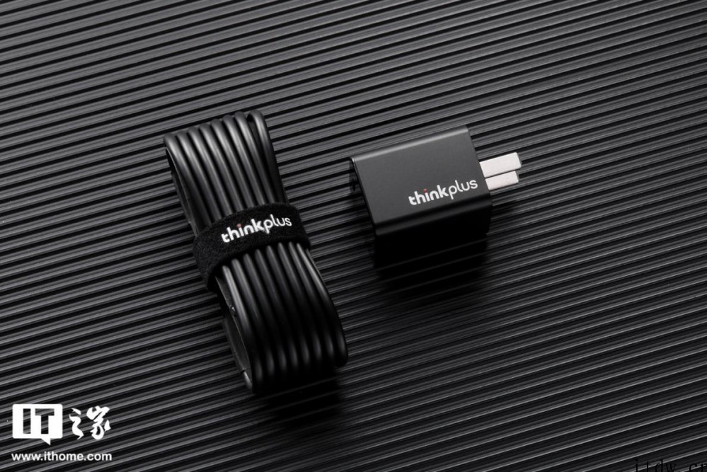【IT之家开箱】 thinkplus 口红电源 Nano 6