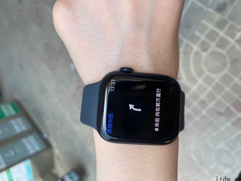 高德地图推出 Apple Watch 版,骑步行导航信息抬腕