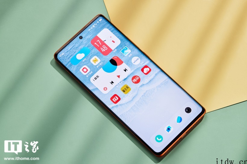 【IT之家开箱】vivo X80 图赏:搭载三星 E5 超感