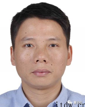 北理工的仿生电子鼠会做灾后搜救了:载重物爬窄管不在话下,跌倒
