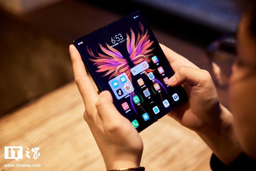 【IT之家开箱】华为 Mate Xs 2 旗舰折叠屏手机图赏