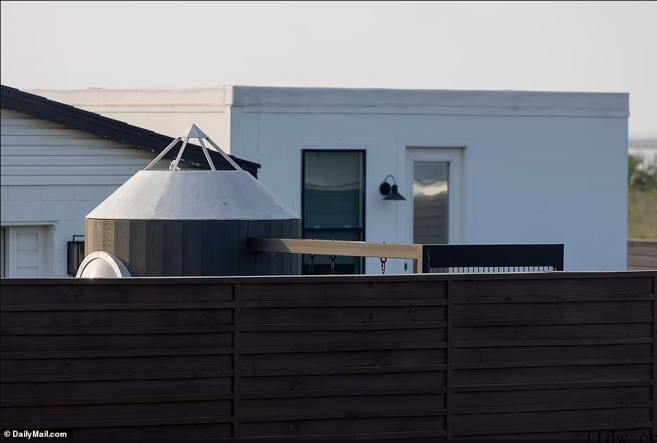 马斯克简陋住宅曝光:距 SpaceX 星舰基地仅一个街区,价