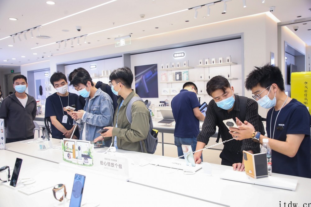 手机市场“新五强争霸”,厂商们从这三方面“御寒”