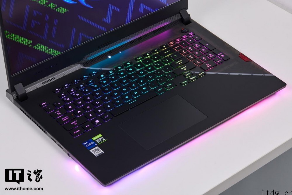 【IT之家开箱】ROG 枪神 6 Plus 超竞版图赏:隐形