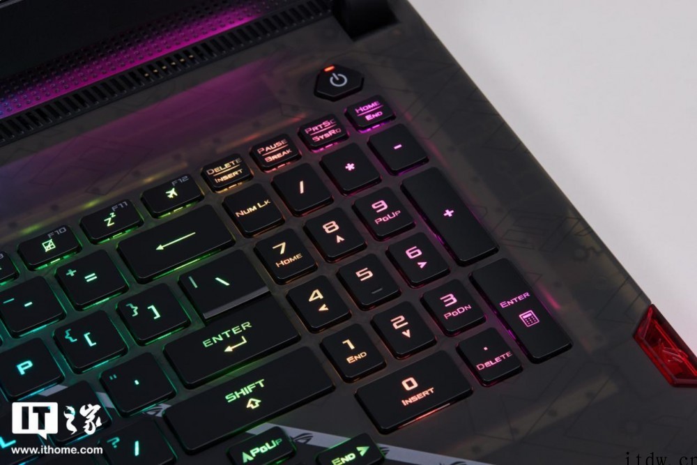 【IT之家开箱】ROG 枪神 6 Plus 超竞版图赏:隐形