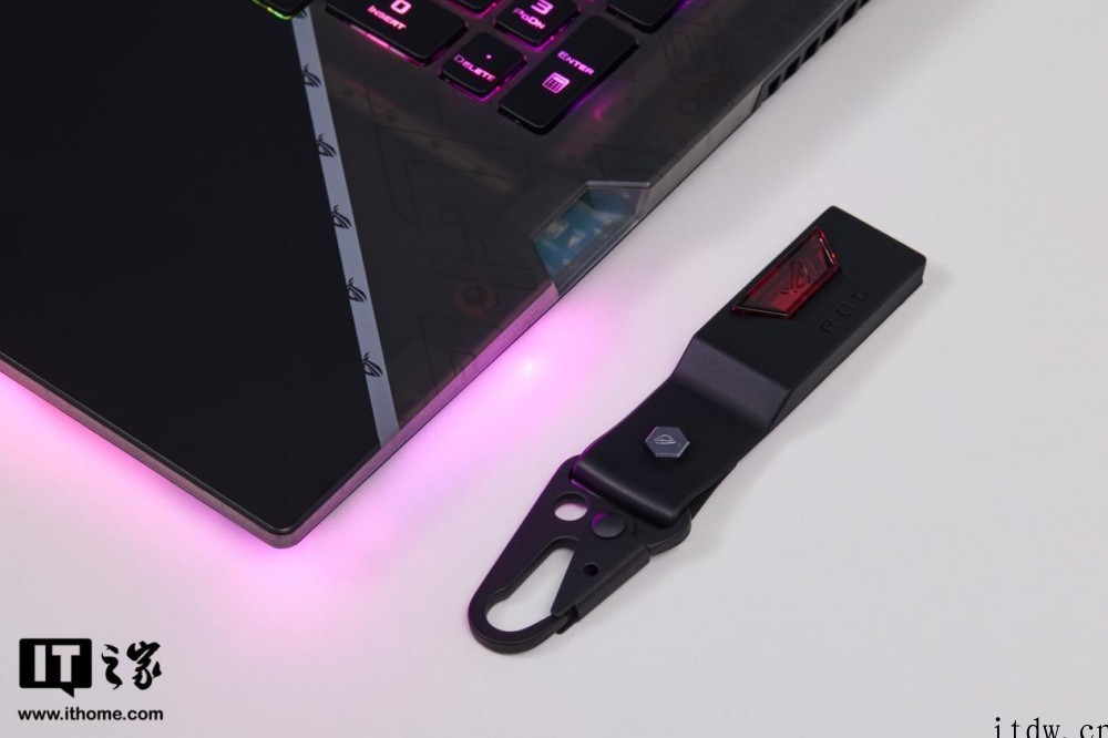 【IT之家开箱】ROG 枪神 6 Plus 超竞版图赏:隐形