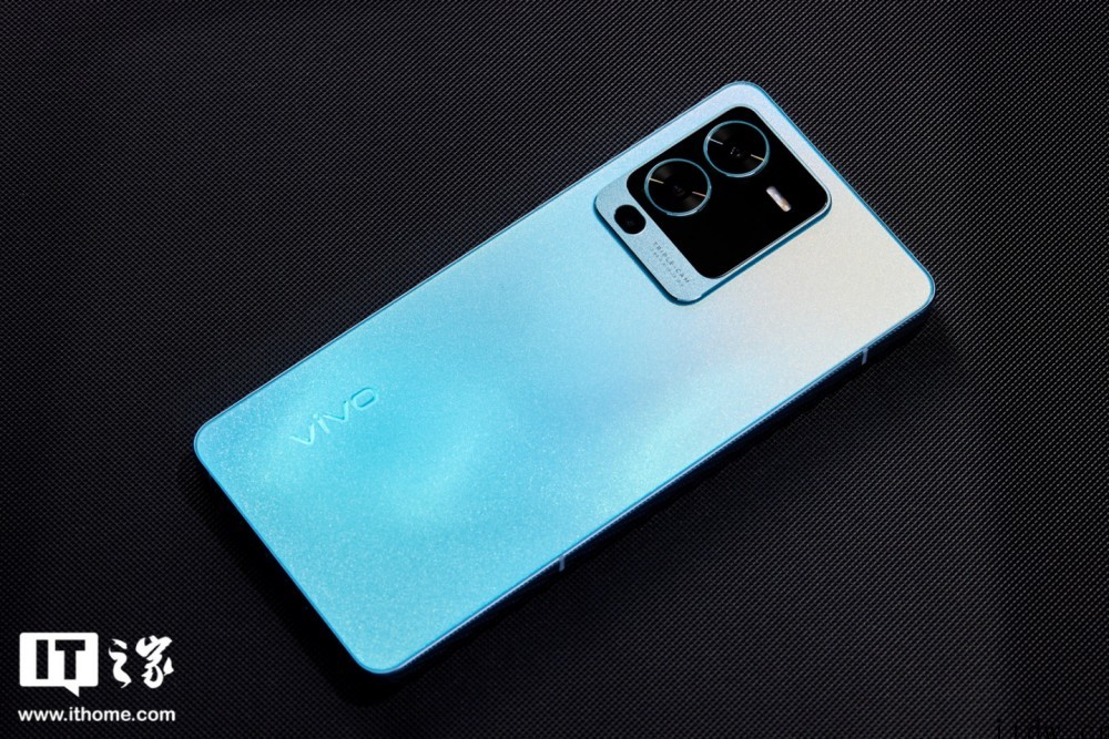 【IT之家开箱】vivo S15 图赏:双镜云窗,盛夏风光