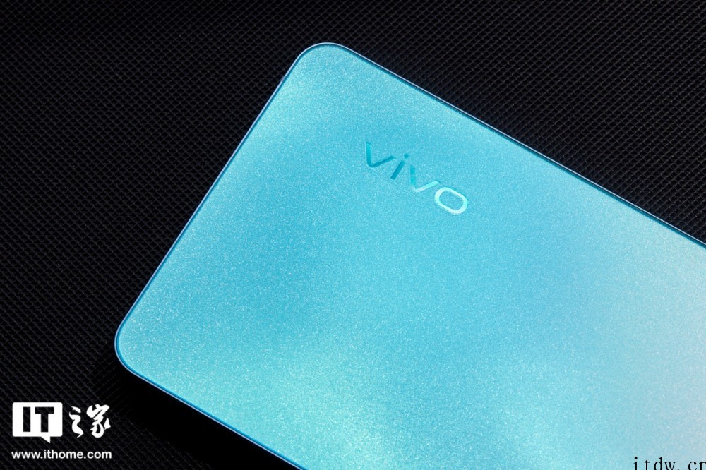 【IT之家开箱】vivo S15 图赏:双镜云窗,盛夏风光