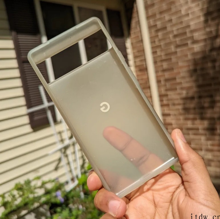 谷歌售价200元的 Pixel 6 保护壳遭吐槽,用几周就泛