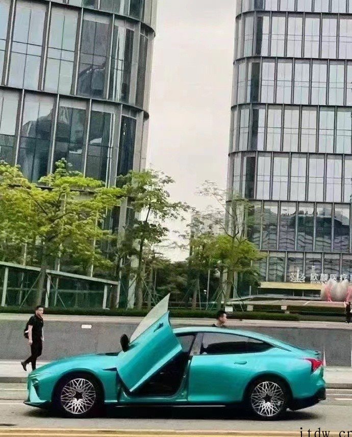 哪咤 S 更多细节曝光:有增程、纯电两种版本,将于 6 月开