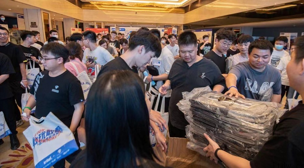 畅玩机械师i9新机,机友齐聚成都尽享欢乐
