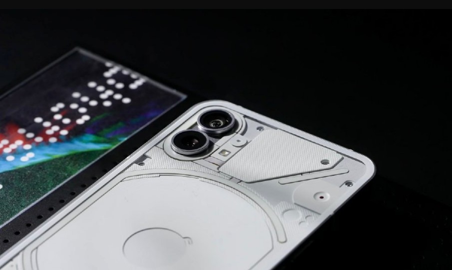 Nothing Phone (1) 真机曝光,摄像头周围能发