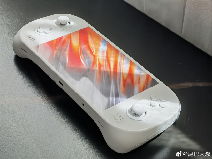 AYANEO 2 掌机官图发布:搭载 R7 6800U,无边