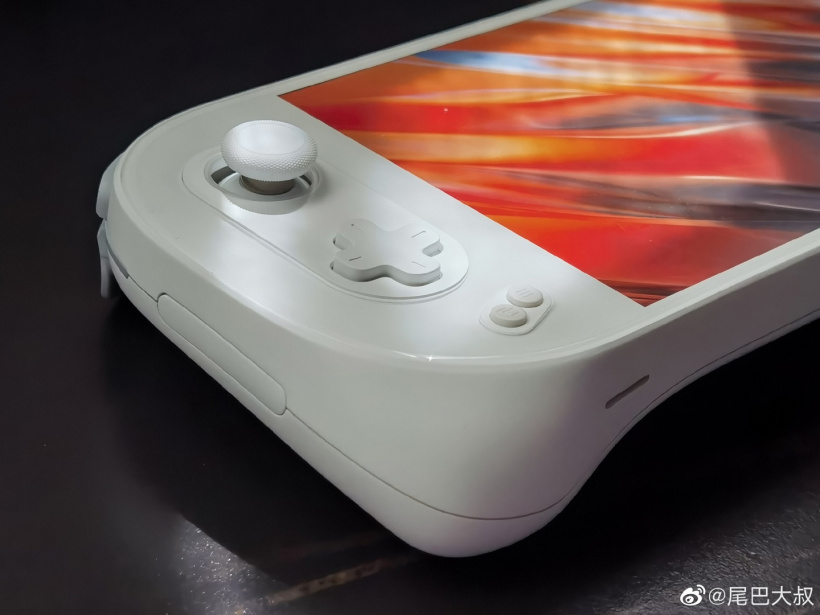 AYANEO 2 掌机官图发布:搭载 R7 6800U,无边
