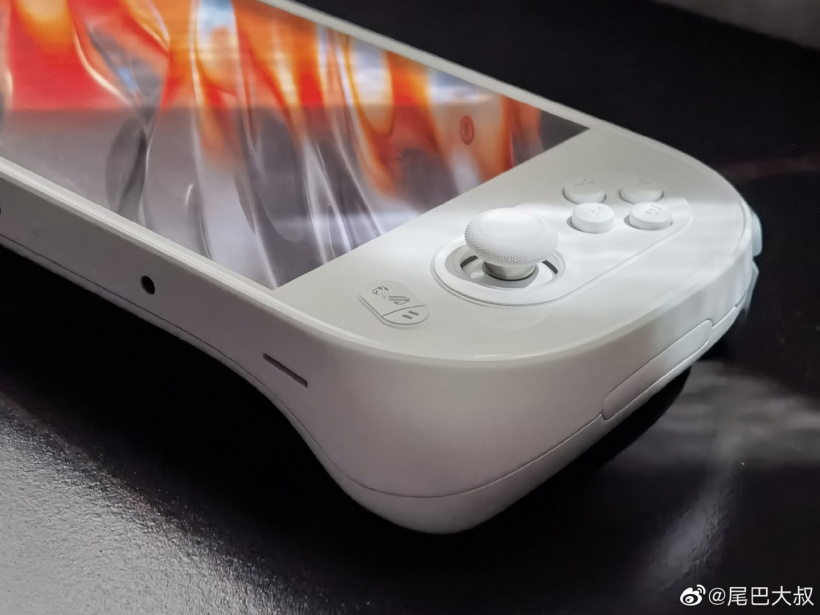 AYANEO 2 掌机官图发布:搭载 R7 6800U,无边
