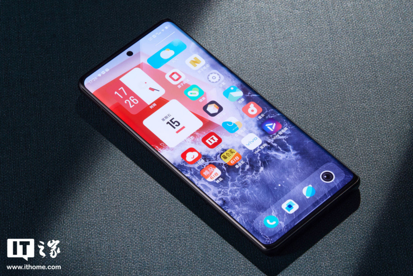【IT之家开箱】iQOO 10 Pro 赛道、传奇版图赏:拼