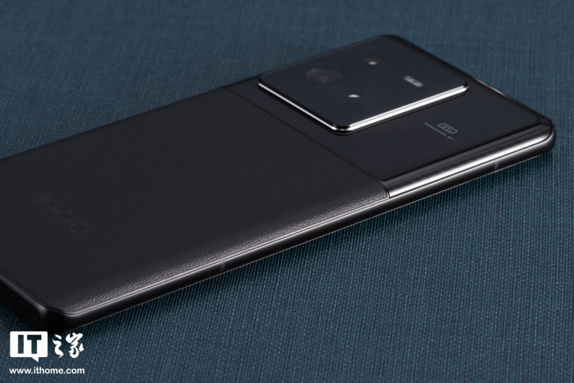 【IT之家开箱】iQOO 10 Pro 赛道、传奇版图赏:拼