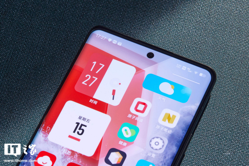 【IT之家开箱】iQOO 10 Pro 赛道、传奇版图赏:拼