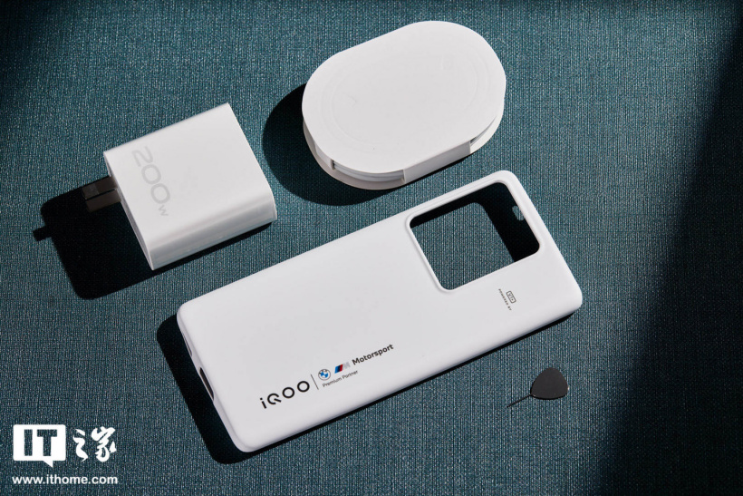 【IT之家开箱】iQOO 10 Pro 赛道、传奇版图赏:拼