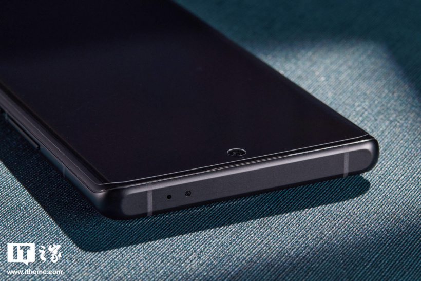 【IT之家开箱】iQOO 10 Pro 赛道、传奇版图赏:拼