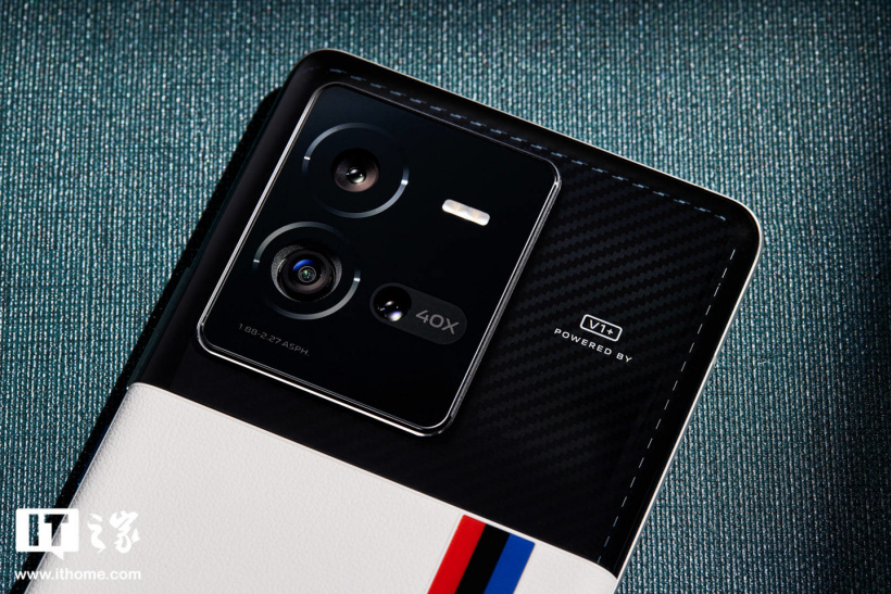 【IT之家开箱】iQOO 10 Pro 赛道、传奇版图赏:拼