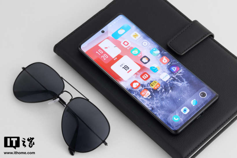 【IT之家开箱】iQOO 10 Pro 赛道、传奇版图赏:拼