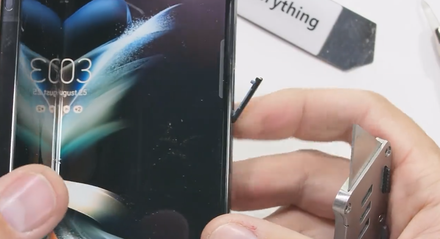 经历刀山火海,三星 Galaxy Z Fold4 通过暴力测