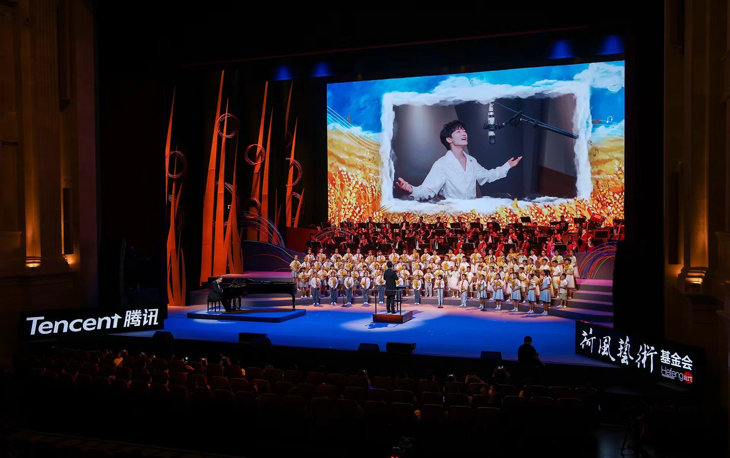 1800 多名乡村少年登上中央歌剧院舞台 举办专场演唱会歌颂