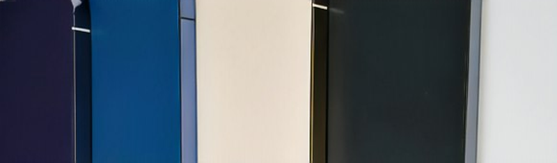 苹果 iPhone 14 Pro 机模展示,包含紫色和深蓝色