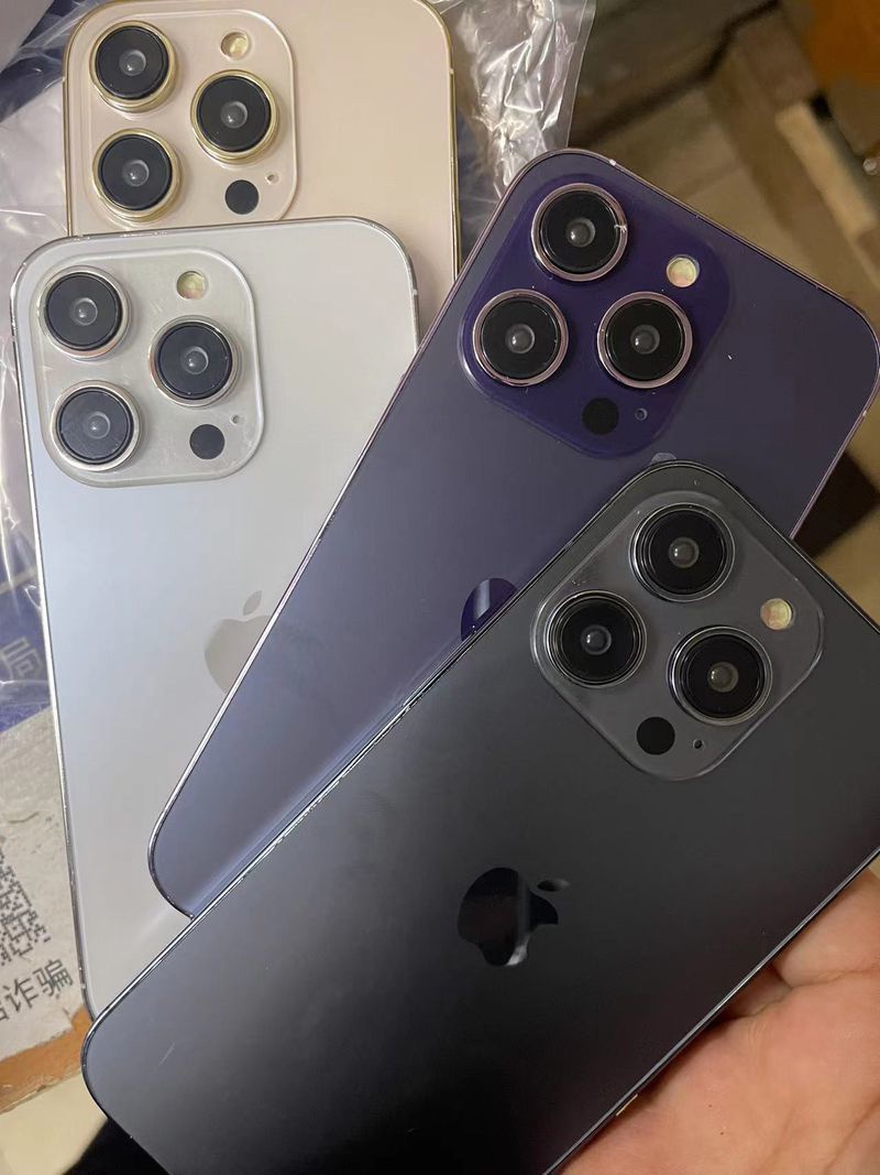 苹果 iPhone 14 Pro 机模展示,包含紫色和深蓝色