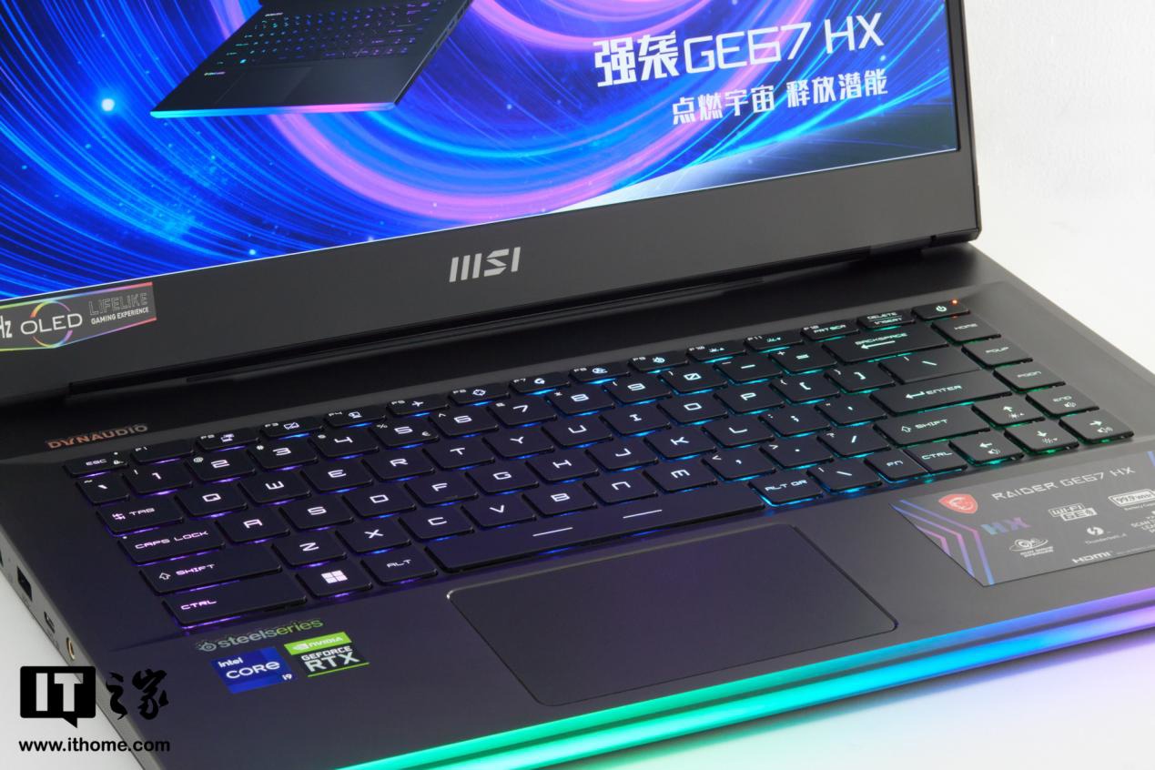 【IT之家开箱】微星强袭 GE67 HX 图赏:炫酷 RGB