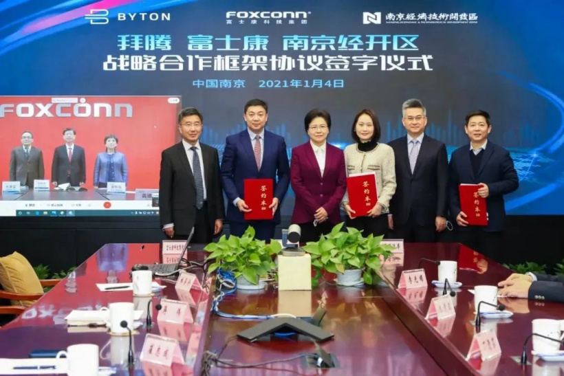 富士康开造自动驾驶拖拉机:1 人可远程控制 8 台,一键生成