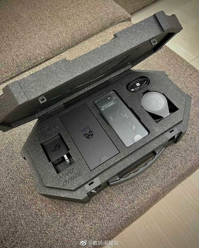 华硕 ROG 游戏手机 6D 蝙蝠侠定制版真机曝光,搭载天玑