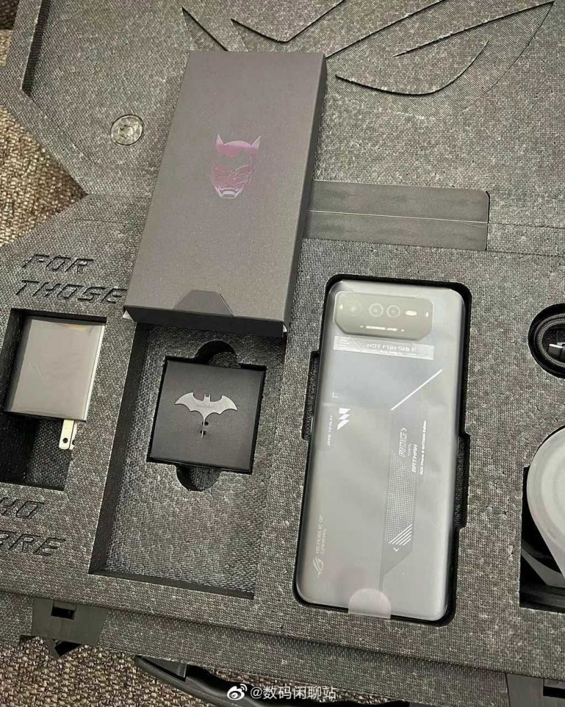华硕 ROG 游戏手机 6D 蝙蝠侠定制版真机曝光,搭载天玑