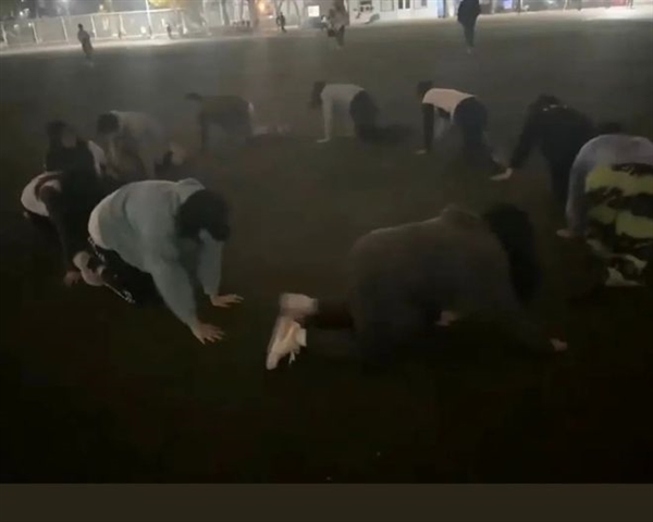 大学生流行深夜操场集体爬行 清华也参与 网友：猎奇行为艺术？