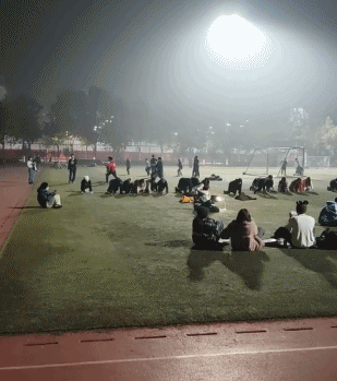 大学生流行深夜操场集体爬行 清华也参与 网友：猎奇行为艺术？