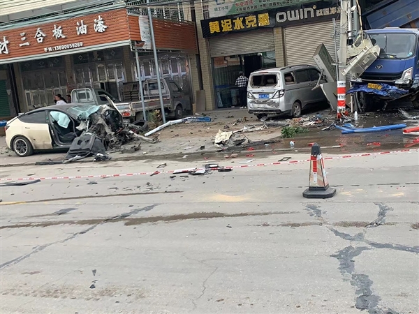 特斯拉失控两公里连撞多车！博主转述特斯拉回应：全程未踩刹车