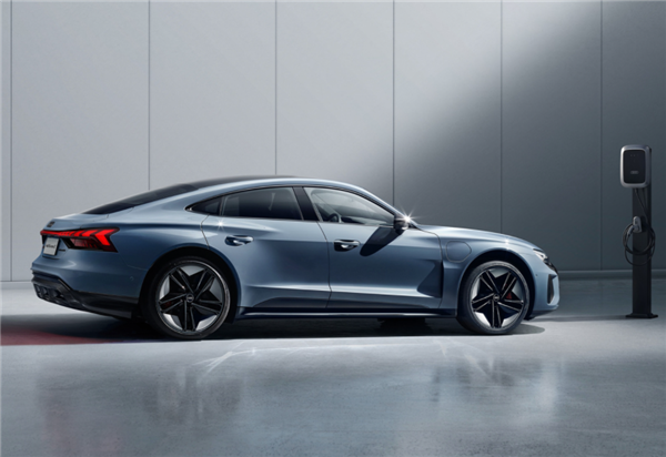 奥迪最帅量产电车！RS e-tron GT开启预售：148万超保时捷