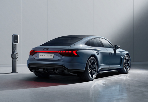 奥迪最帅量产电车！RS e-tron GT开启预售：148万超保时捷