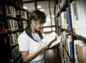 大学里必读十本书，必做十件事，必看十部电影