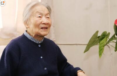 《杨绛传》：认真地年轻，优雅地老去