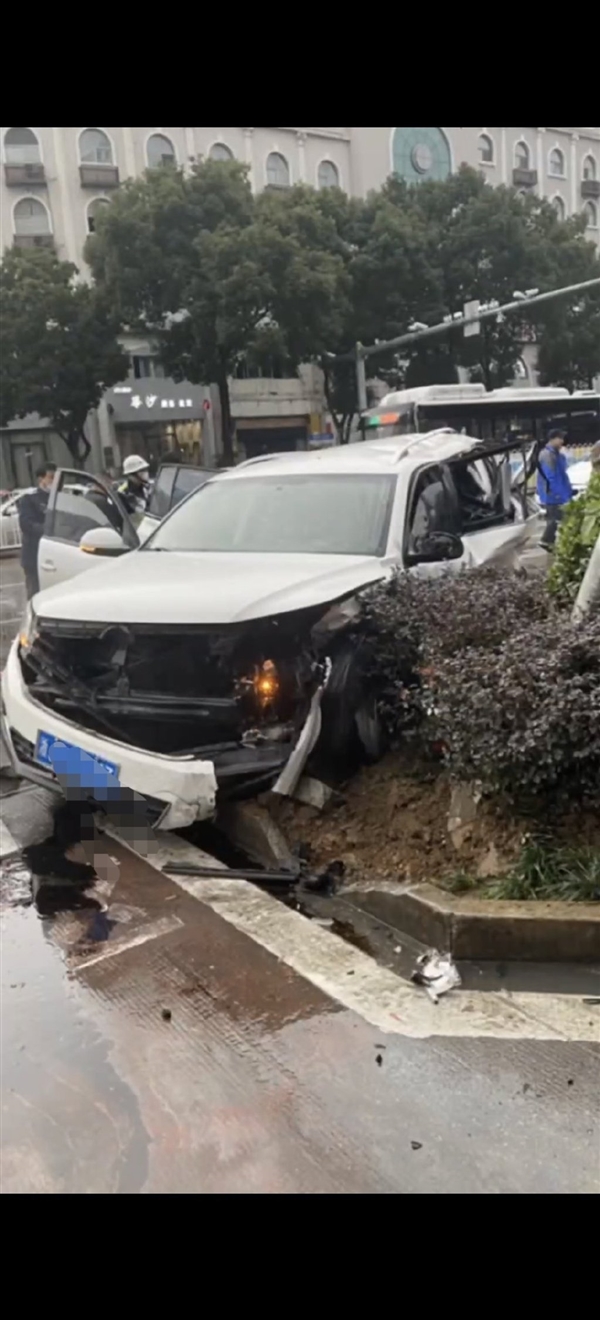 博主曝特斯拉台州事故：现场撞击惨烈 有车三箱变两厢