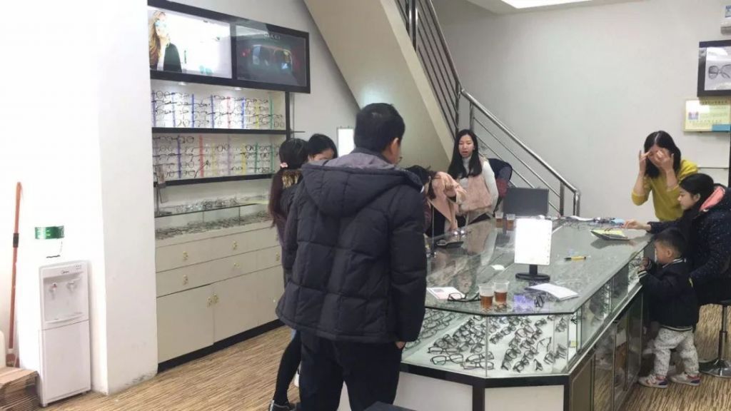 如何开眼镜店(如何开眼镜店眼镜店加盟好做)