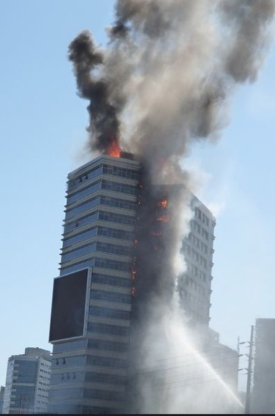 大连一高层建筑发生火情(高层建筑如何最好火情侦查)