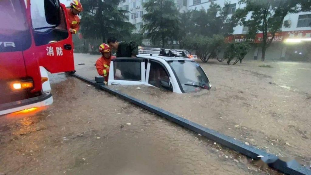 关于暴雨后洛阳一公路发生大片坍塌的信息